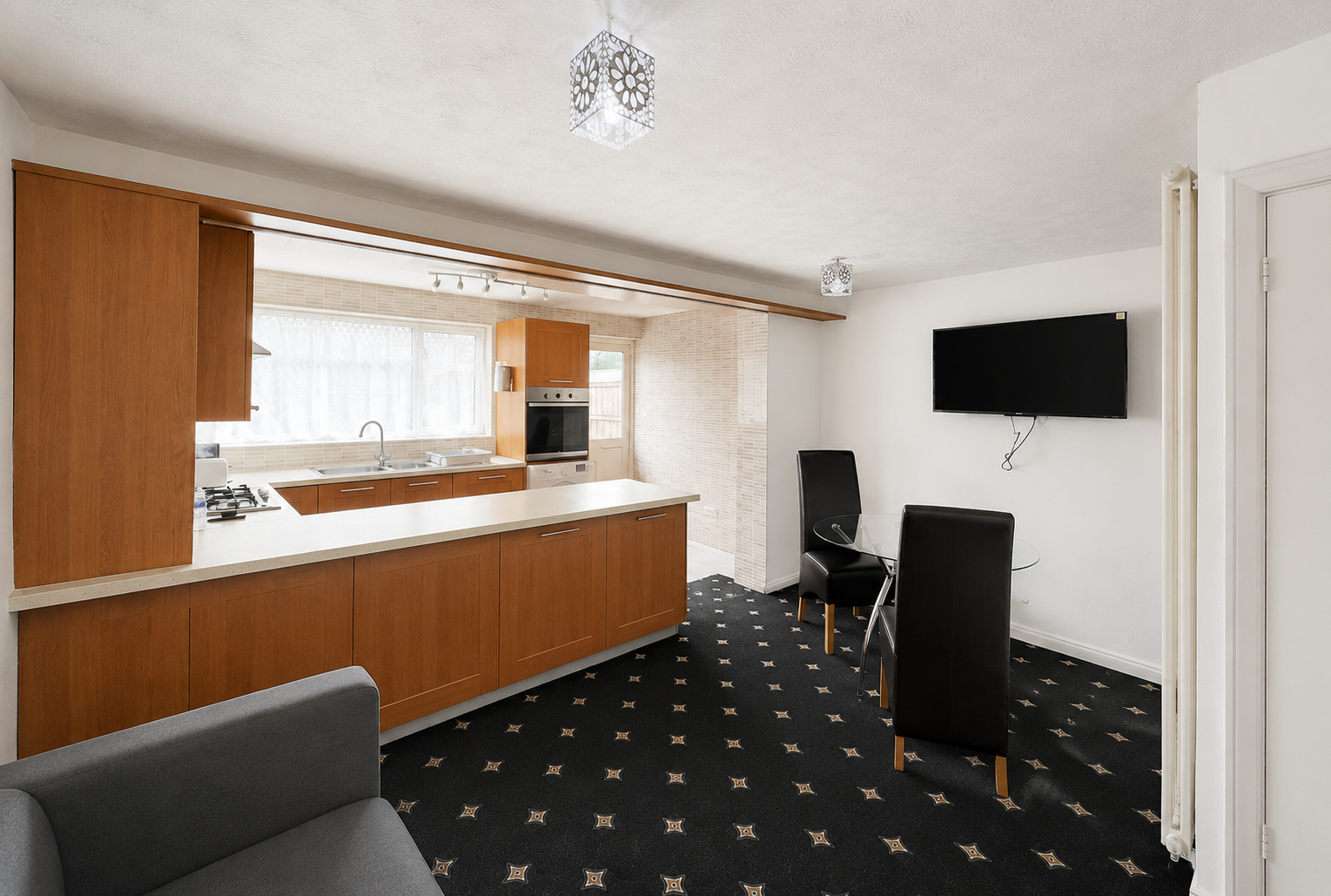 3 bed property in Hanworth Road, Hounslow